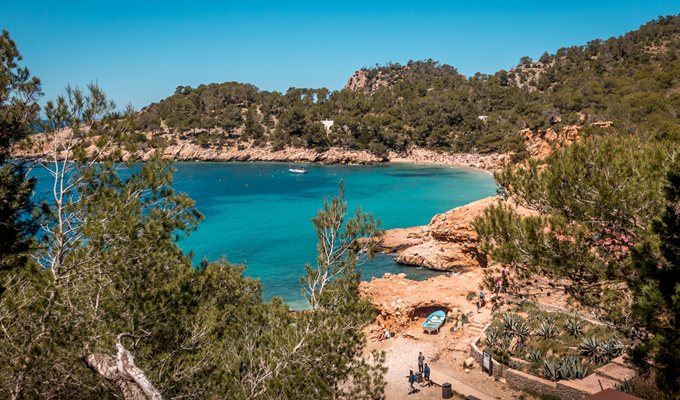 Crique aux eaux turquoise sur la côte méditerranéenne en Espagne idéale pour des vacances en camping