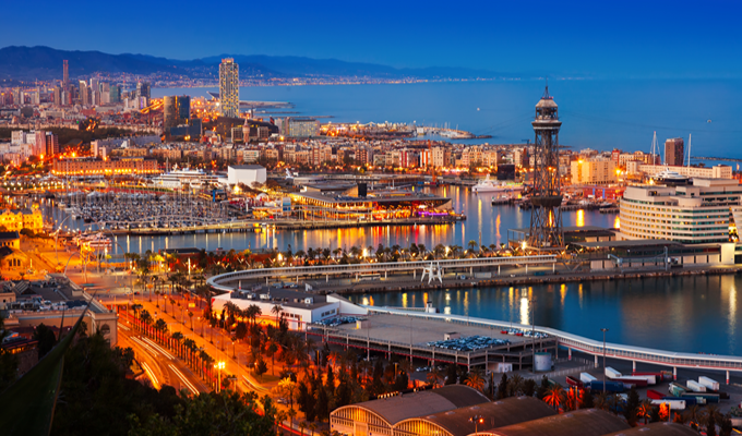 Vue panoramique de Barcelone au coucher du soleil avec le port et la mer Méditerranée en Espagne