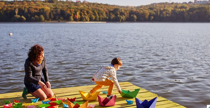 Mère et enfant jouant au bord d’un lac