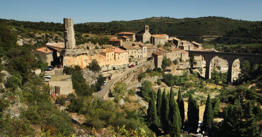 Village médiéval de Minerve dans l’Hérault, au cœur du paysage du Languedoc-Roussillon