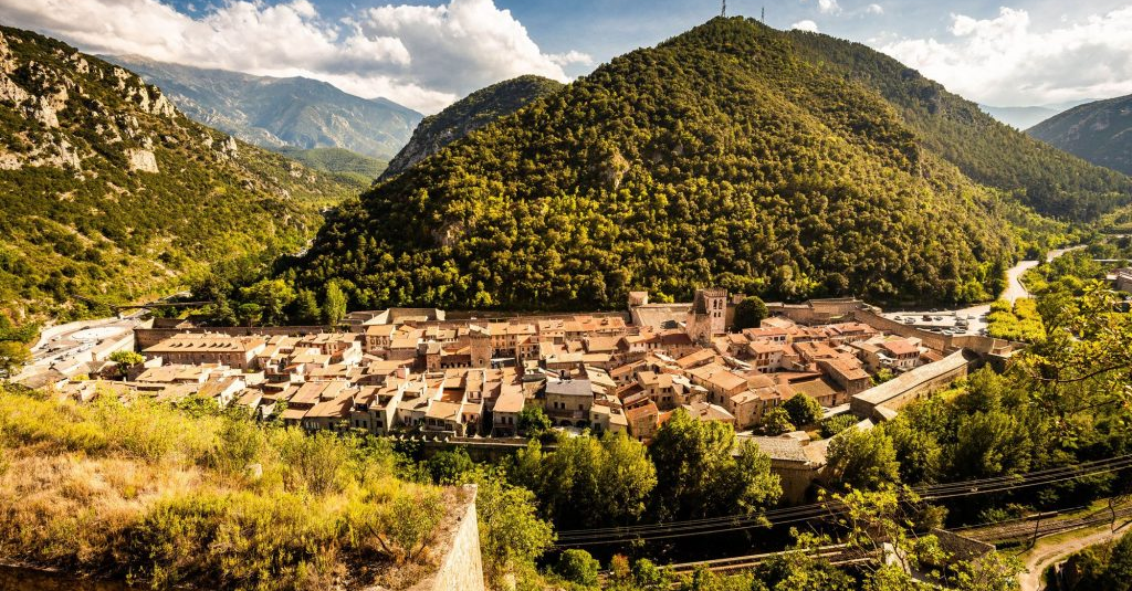 Village fortifié de Villefranche-de-Conflent dans les Pyrénées-Orientales, avec ses maisons en pierre