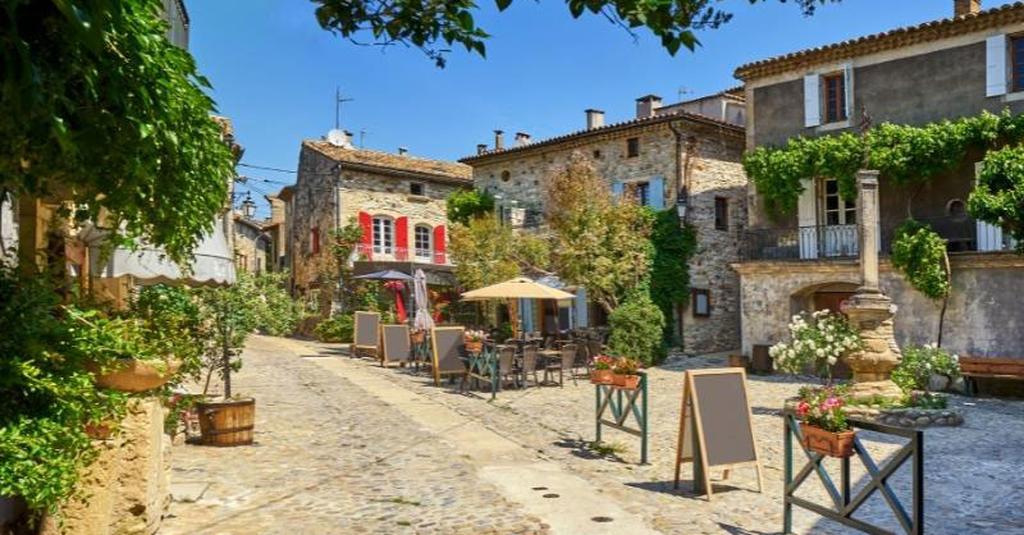 Village médiéval d’Aiguèze dans le Gard, perché au-dessus des paysages naturels environnants