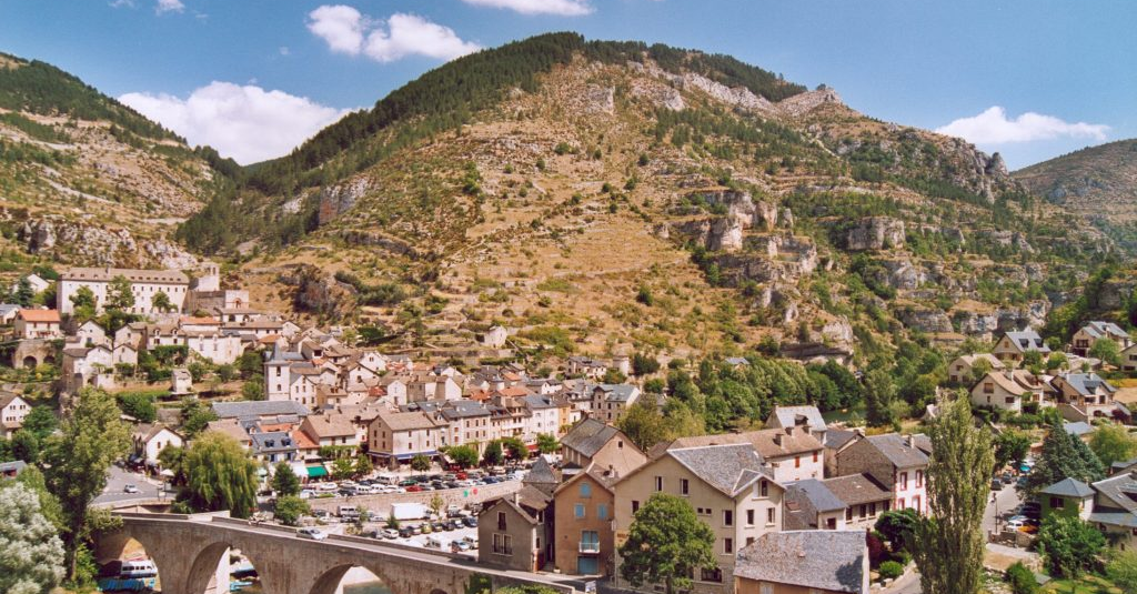 Village de Sainte-Enimie en Lozère, niché au cœur des gorges du Tarn