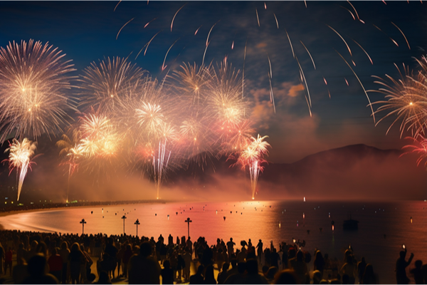 Feu d’artifice du Nouvel An vu depuis un camping en bord de mer