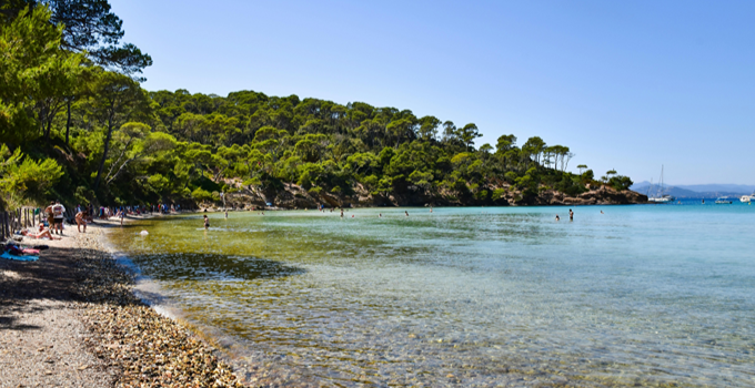 Une plage naturelle aux eaux limpides idéale pour la baignade et la détente
