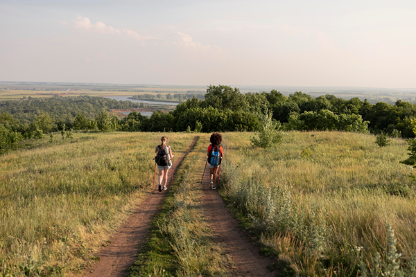 Randonneurs sur un sentier au cœur de la nature