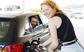 Personne qui met du carburant dans sa voiture