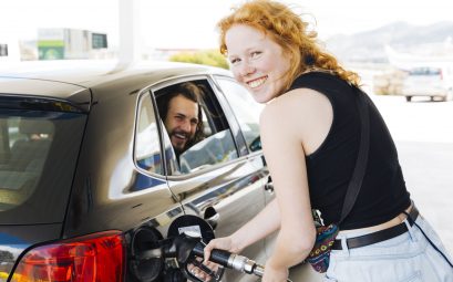 Personne qui met du carburant dans sa voiture