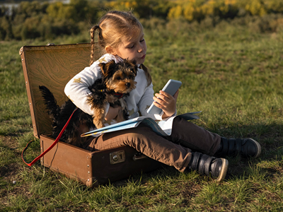 Petite fille avec son chien pendant des vacances en camping avec animal.